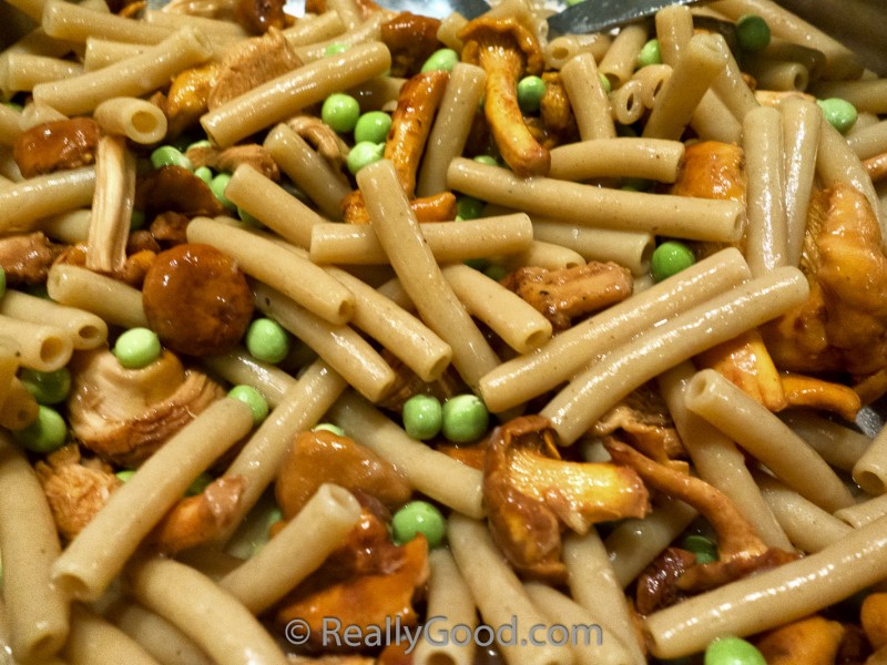 Chanterelles and fresh peas with pasta